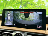 後方の映像に加えて車両周囲の様子も画面で確認でき、駐車時の状況把握をサポートします。ガイド表示もあり、車庫入れや切り返しの際に活用いただける便利な装備です。