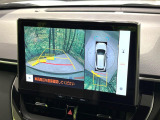 【パノラミックビューモニター】専用のカメラにより、上から見下ろしたような視点で360度クルマの周囲を確認することができます☆死角部分も確認しやすく、狭い場所での切り返しや駐車もスムーズに行えます。