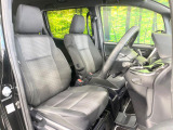 運転席まわりには十分なスペースがあり、大柄な方でもゆったり運転していただける環境です。