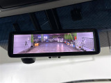 【デジタルルームミラー】車両後方カメラの映像をルームミラーに映すことが出来ます。 そのため、後席に人や荷物があって後方が見えづらい場合でもしっかり視界を確保することが出来ます。