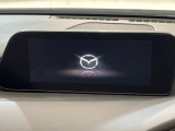 【8.8インチマツダコネクト】車内の雰囲気にマッチした大型のディスプレイ。スマホ接続でのナビ使用やBluetooth再生等、様々な機能が楽しめます。直感的なダイヤル操作が可能で、使い勝手も良好です。
