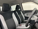 フロントシートはゆったりとしていて開放感があるベンチシートです。車内の移動も楽々です!狭い場所や駐車場で片側をギリギリに停めた際には便利ですよ!