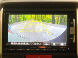 【バックカメラ】駐車時に後方がリアルタイム映像で確認できます。大型商業施設や立体駐車場での駐車時や、夜間のバック時に大活躍!運転スキルに関わらず、今や必須となった装備のひとつです!