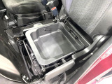 【シートアンダーボックス】シートの下に大容量の収納スペースが備わっており、靴や洗車グッズなど、外から見られたくないものをすっきり収納できて便利!