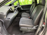 前席は左右に並んで座りやすく、足元にはゆとりが感じられます。運転席から前方を見渡しやすいレイアウトで、助手席の方もくつろぎながら移動時間を過ごせます。