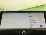 大画面に設定メニューが見やすく表示され、ナビやオーディオなどの車内機能をまとめて確認できます。必要な項目へアクセスしやすく、日々の移動を便利に支えます。