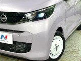 【LEDヘッドライト】悪天候や夜間走行時も良好な視界を確保し安心して運転できる高輝度LEDヘッドライトを装備!点灯速度が早く、消費電力も抑えられています。
