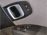 車の乗り降りの際に必ず触るドアハンドルです。使用感が気になる方はお気軽にお申し付けくださいませ。