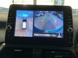 周囲の映像を画面で確認でき、駐車時に車両の周辺を把握する際に役立ちます。ガイド表示も備わり、目視とあわせて駐車位置を確かめられる装備です。
