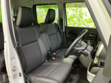 運転席と助手席は、身体を支える形状のシートと落ち着いた色合いでまとめられています。窓からの視界も広く、乗り降りしやすい開口部で、毎日の移動を快適に支えます。