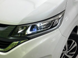 【LEDヘッドライト】悪天候や夜間走行時も良好な視界を確保し安心して運転できる高輝度LEDヘッドライトを装備!点灯速度が早く、消費電力も抑えられています。