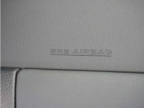 ◆助手席エアバッグ◆SRSエアバッグは、シートベルトだけでは防ぎきれない衝突時の衝撃から乗員を守るための安全装置。衝突時に瞬時に膨らみ、頭部や胸部がダッシュボードに直接衝突するのを防ぎます。