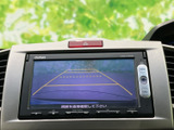 後方の映像にガイド線が表示され、駐車時に周囲との距離感をつかむ目安になります。目視での確認と組み合わせて、車庫入れや後退時の安心を支えます。