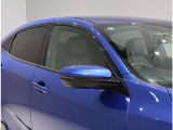 電動格納ミラーになっておりますので、車内からミラーの角度の調節、開いたり・格納ができて便利です♪