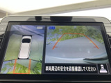 後方の映像に加え、車両を上から見た表示も確認できる画面です。駐車時や狭い場所で後退する際、周囲との距離感をつかむための目安となり、落ち着いた操作をサポートします。