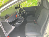 前席はシートと操作部が見渡しやすく、運転席から前方の視界も確保しやすいレイアウトです。助手席側にもゆとりある足元が広がり、同乗者もくつろげます。