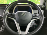 手元の左右にスイッチが配置され、運転姿勢を保ちながら各種機能を操作しやすい仕様です。必要な操作に手が届きやすく、日常の運転に便利です。