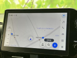 大きく見やすい画面に地図が表示され、現在地や周辺の道路を確認しやすい構成です。画面上の案内も整理されており、目的地設定など日常の移動に役立ちます。