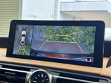 車両後方の映像と進路の目安が画面に表示され、駐車時の周囲確認を助けます。車両を上から見た表示も備わり、後退時に画面で状況を確かめやすい装備です。