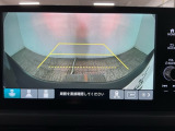 【バックカメラ】運転が苦手な方も車庫入れラクラクです!ギアをリバースに入れれば自動的に切り換わりますので、面倒な操作は不要です♪狭い駐車場もお車を傷つけず安心ですね!