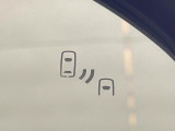 【ブラインドスポットモニター】走行中、ドアミラーの死角になりやすい箇所に後続車が接近するとサイドミラーのレンズに警告を表示!ドライバーに注意喚起をしてくれます。