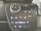 【オートエアコン】一度お好みの温度に設定すれば、車内の温度を検知し風量や温度を自動で調整。暑い&hellip;寒い&hellip;と何度もスイッチ操作をする必要はありません。快適な車内空間には必須の機能ですね♪
