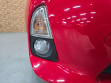 フロントバンパーのフォグランプとウインカーです。バンパーの角に、縦に並んで付いています。