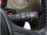 オートライト装備です。車外の明るさに応じて、自動的にライトの点灯・消灯をしてくれます。トンネルが続くような道でも、いちいちライトスイッチを操作する必要がありません。消し忘れの心配もありませんね♪