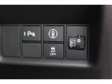 シンプルでスッキリとしたフロントデザインで親しみを感じさせる表情のFIT。生活になじむデザインと快適性を備えたクルマです。