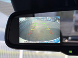 後方の映像に加えてガイド線が表示され、駐車時に車両と周囲の位置関係を確認しやすい装備です。バック時の視界を補い、狭い駐車スペースでの操作をサポートします。