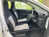 前席は運転席と助手席が並び、乗り降りの際にも室内の様子を把握しやすい空間です。明るい色を取り入れたシートが親しみやすく、足元もすっきりとまとまっています。