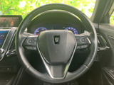 手元にスイッチが配置され、運転姿勢を大きく変えずに各種操作へアクセスしやすい仕様です。メーターを確認しながら扱いやすく、日々の運転を支える便利な装備として活躍します。