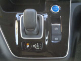 「未来」の運転感覚。手のひらで包むようにしてシフトする電制シフト。お問い合わせは03-5672-1023へ