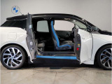 BMWの少し硬めの足回りは車の縦揺れを素早く整えるため、同乗者の方への車酔いにも効果が御座います。