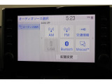 純正ディスプレイオーディオを装備。Bluetooth対応でお手持ちのスマートフォンからお気に入りの音楽の再生も可能。