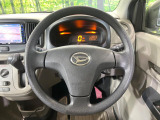 インテリアに合わせたデザインのステアリングは、運転される方のことも考え、運転しやすい形状、大きさです。是非一度、実際に触ってお確かめください。