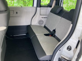 後席にはゆとりを感じる座面とヘッドレストを備え、同乗者がくつろぎやすい空間です。窓から光が入り、足元まで見通しのよいすっきりした室内になっています。