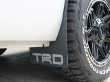 泥や小石からボディを守るTRDマッドフラップ付き!