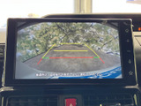 車両後方の映像にガイド線が表示され、駐車時に後方の状況を確認する目安になります。周囲を目視で確認しながら、バックでの駐車や切り返しをサポートします。