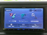 目的地検索や各種メニューを画面上で確認でき、行き先の設定や機能選択をスムーズに進められます。表示が整理されているため、必要な項目を探しやすいのも便利です。