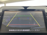 後方映像に目安となるガイド線が表示され、駐車時に車両後方の位置関係を確認するのに役立ちます。周囲を確かめながら操作したい場面で便利です。