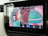 【全方位モニター】リバースに入れた際、車両全体を見渡している映像に切り替わります。また、見通しが悪い場所で便利な前方ワイド映像やすれ違いに便利な助手席側ワイド映像など切り替えが出来ますよ♪