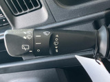 記号や段階表示が見やすく、必要なときに設定を確認しやすいレバーです。運転席から手を伸ばしやすい位置に配置されており、天候の変化に応じた視界確保をサポートします。