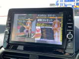 テレビ番組を画面で楽しめる装備です。停車中の待ち時間などに映像を視聴でき、気分転換にも便利。画面内には番組情報が表示され、映像の内容を確認しやすいのもうれしいポイントです。