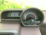 速度表示や各種インジケーターがまとまり、運転に必要な情報をひと目で確認しやすい配置です。デジタル表示も備わり、走行中の情報確認をサポートするメーター廻りです。