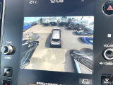【マルチテレインモニター】車のフロントやサイドのカメラ画像を同時にモニター表示することで、悪路や狭い道を走行時でも周囲の状況確認ができ安心!本格SUVにうれしい装備です♪