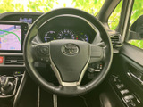 手元にスイッチ類がまとまり、運転姿勢を大きく変えずに操作しやすい配置です。メーターや周囲の確認をしながら使いやすく、日常の運転をサポートします。