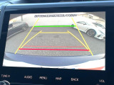 【バックカメラ】駐車時に後方がリアルタイム映像で確認できます。大型商業施設や立体駐車場での駐車時や、夜間のバック時に大活躍!運転スキルに関わらず、今や必須となった装備のひとつです!