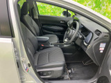 運転席まわりは前方の視界が広く、シートに座った際も周囲を見渡しやすいレイアウトです。シートには横縞の表情があり、ドアを開けたときの室内もすっきり。足元まで落ち着いた色合いで、毎日の乗り降りも自然です。