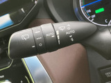 レバー上に表示がまとまり、機能を目で確認しやすい仕様です。運転席から扱いやすい位置に配されており、天候に応じた操作を行う際にも、手元で確認できて便利です。